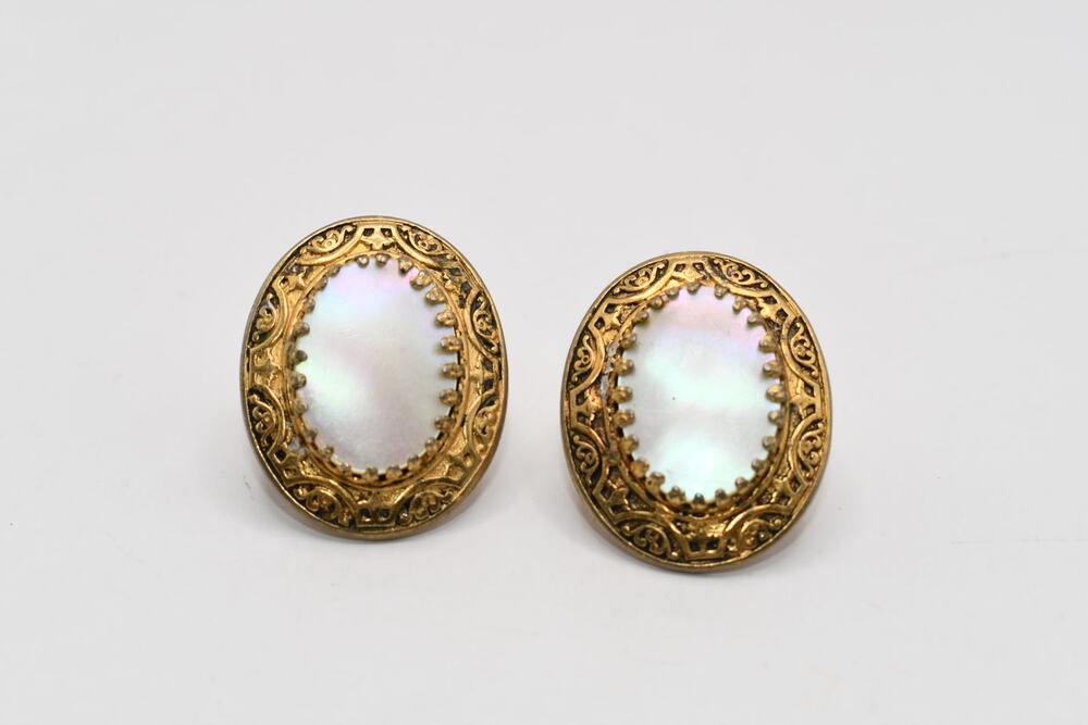 Vintage Mother of Pearl Clip Earrings Gold Tone Oval 1.125in